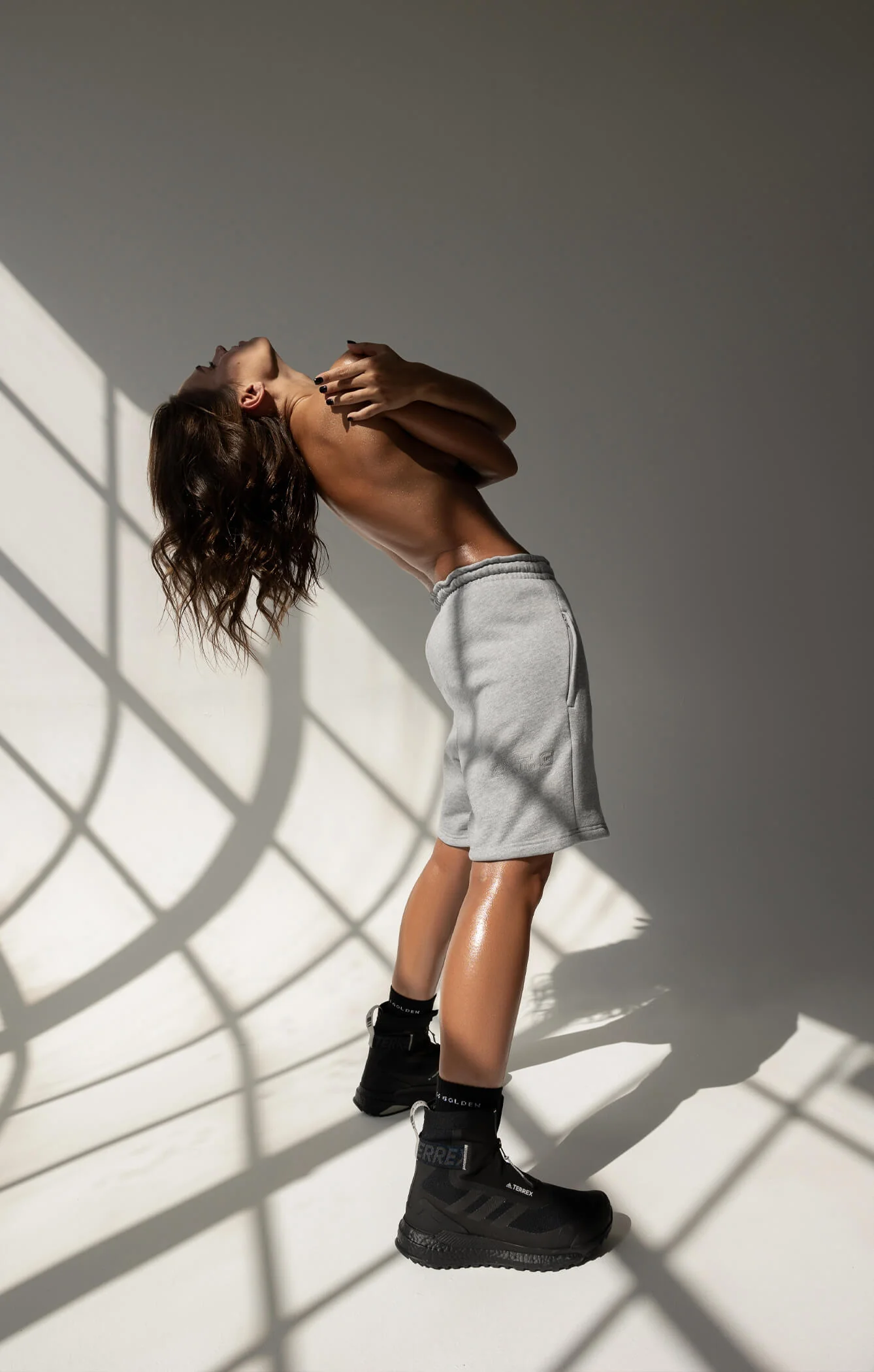 THE SWEAT™ BOYFRIEND SHORT - HEATHER GREY - Image 2